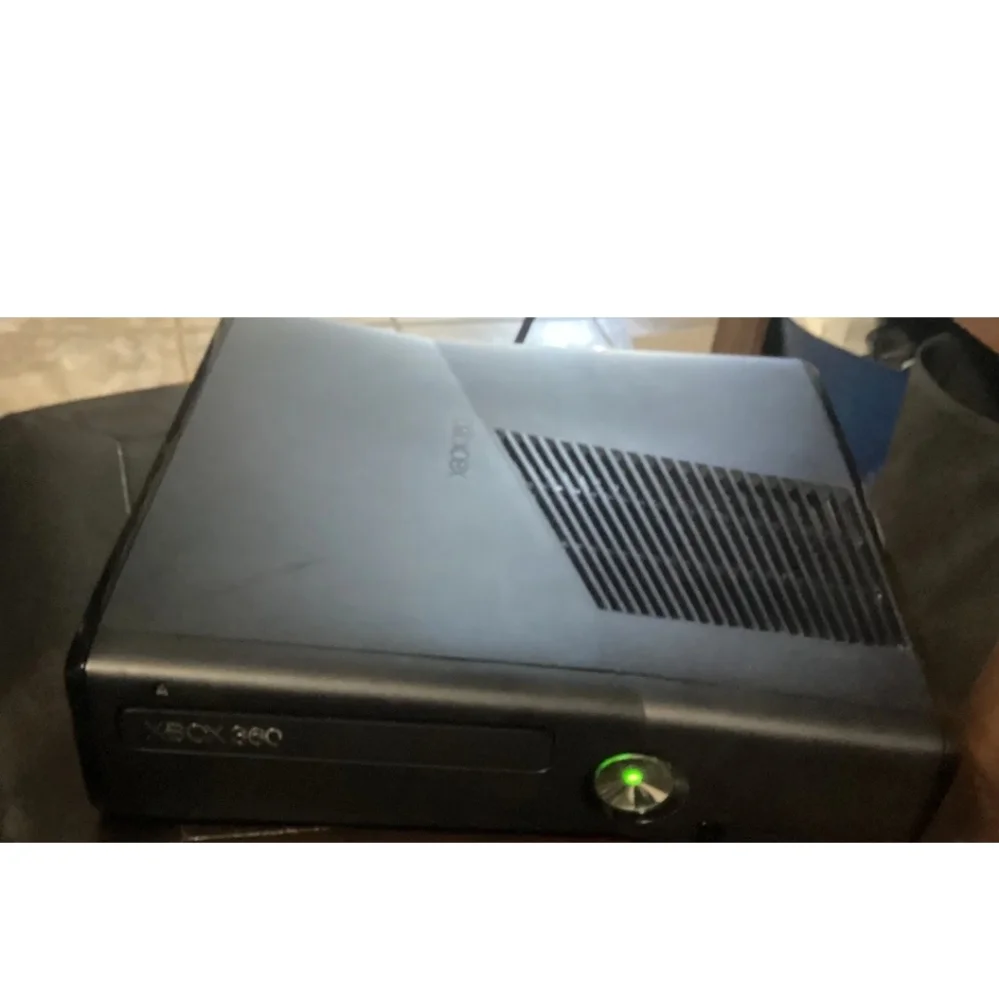 Microsoft Xbox 360 Game Console Bundle 4GB, Power Cord, Controller, and 2 games.